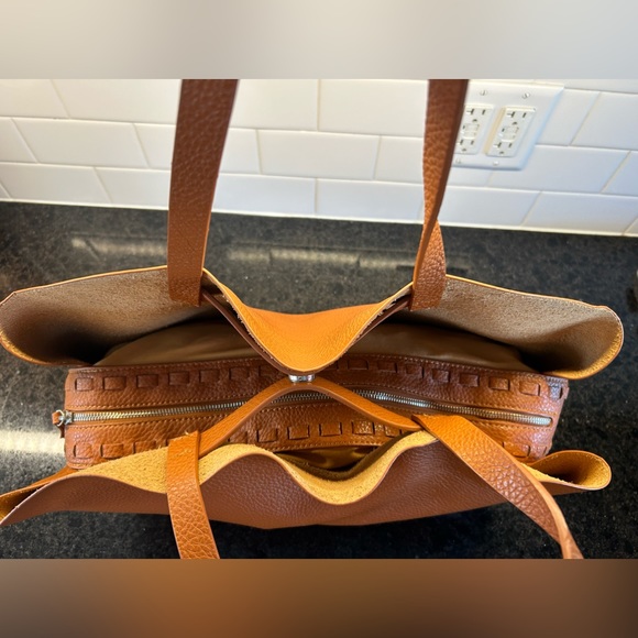 Large Hobo Bag by Chinese Laundry, Faux camel colored Leather. - Picture 4 of 8